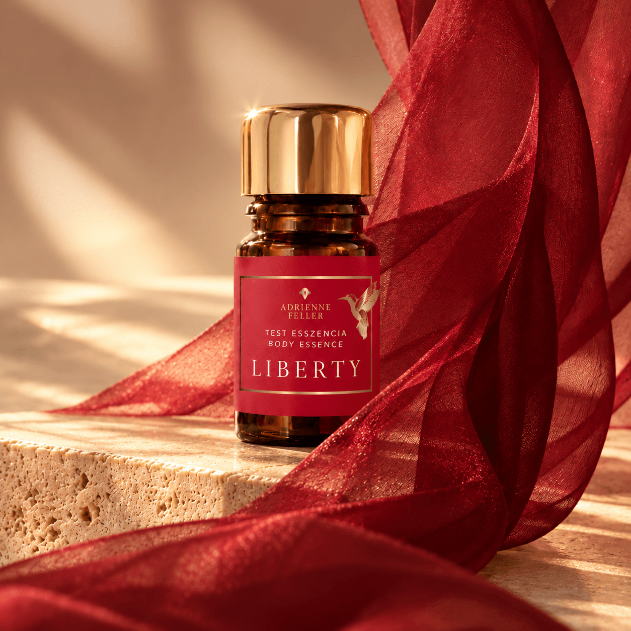 A LIBERTY Body Essence üvegcse vörös selyem között